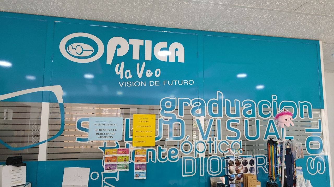 Logo Optica Ya Veo pintado en la tienda